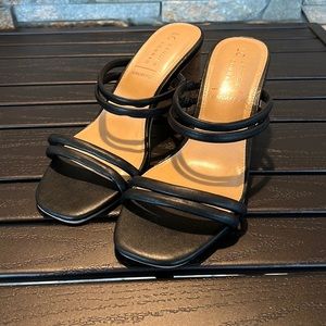 NEW/NO BOX -LC LAUREN CONRAD SENCHA SANDALS w 2.76 INCH HEEL/OPEN TOE/SLIP ON